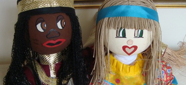 Bonecos Azizi e Sofia são usados por escola infantil para trabalhar diversidade