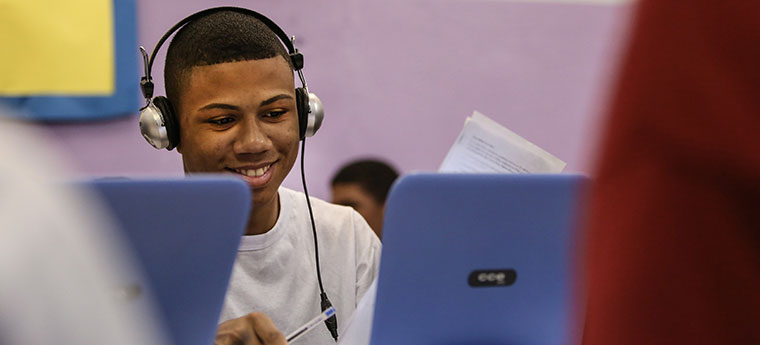 Para o estudante Kevin William de Souza, o computador em sala de aula "dá estímulo a estudar"