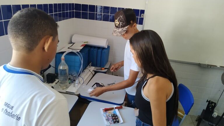Currículo 04 - Com a colaboração de colegas, Francisco José desenvolveu óculos para deficientes visuais ( Divulgação _ SEECT Paraíba )