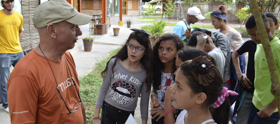 A estudante Klivia de Lima,11, e suas colegas querem ajudar a atrair mais pessoas para o MUSA (Museu da Amazônia)
